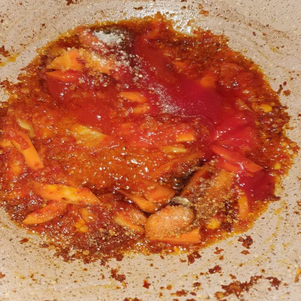 Masukkan wortel, garam, gula, kaldu jamur, lada, saus tiram, saus tomat dan saus sambal. Aduk rata.