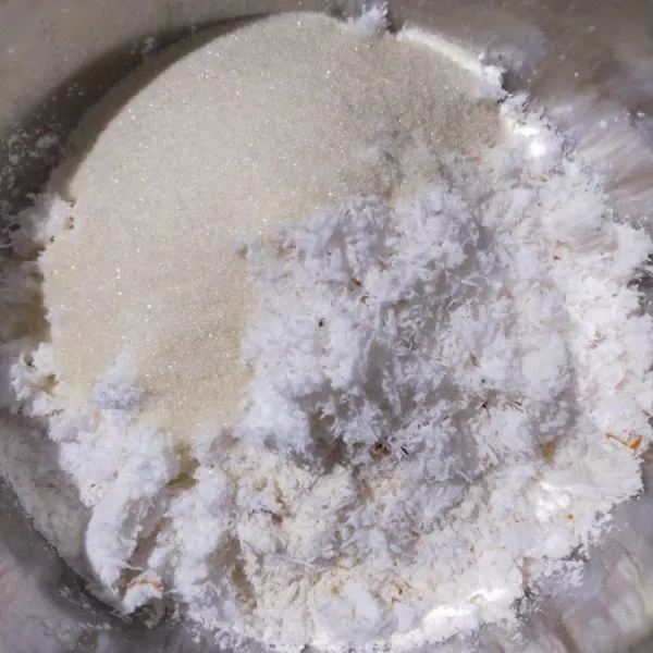 Aduk rata kelapa parut, tepung beras, tepung terigu, gula pasir, dan garam.