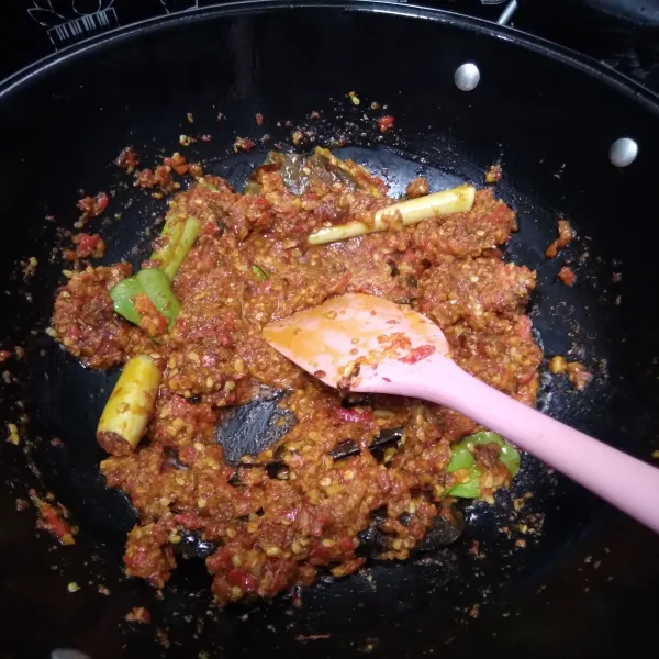 Tumis bumbu halus masukan kunyit bubuk, ketumbar bubuk, salam, serai, lengkuas dan daun jeruk. Aduk-aduk sampai harum.