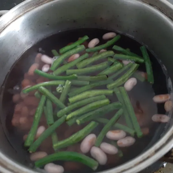 Cuci dan potong kacang panjang lalu masukkan ke dalam panci