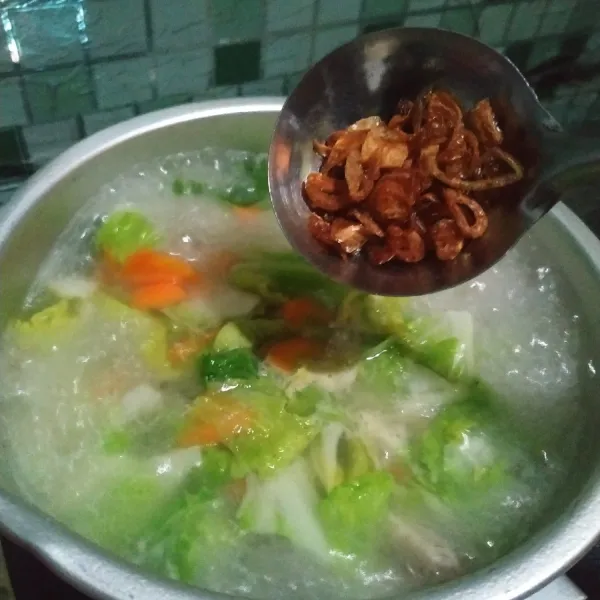 Tambahkan garam, kaldu jamur, dan bawang merah goreng. Masak sebentar, lalu sajikan.