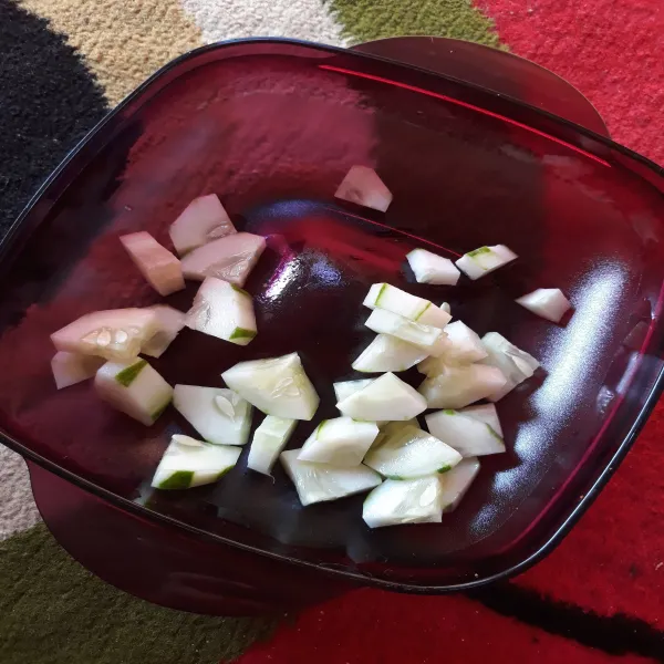 Kupas dan iris timun.