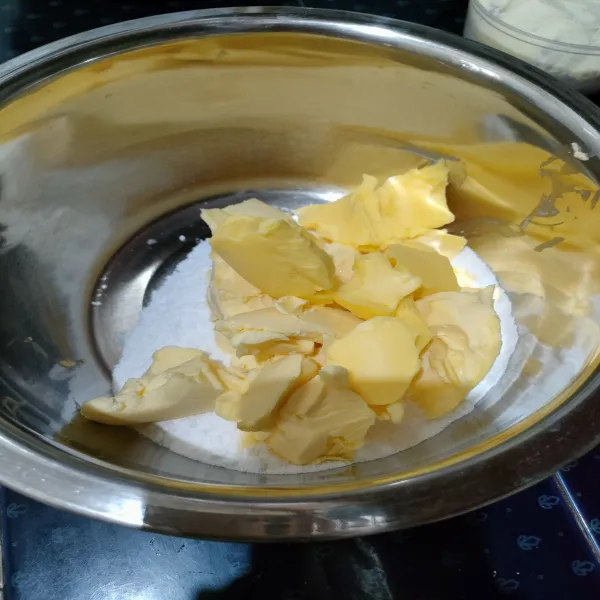 Mixer gula pasir, butter, mentega dan vanilla extract dengan kecepatan awal rendah lalu tinggi _+10 menit atau sampai putih pucat.