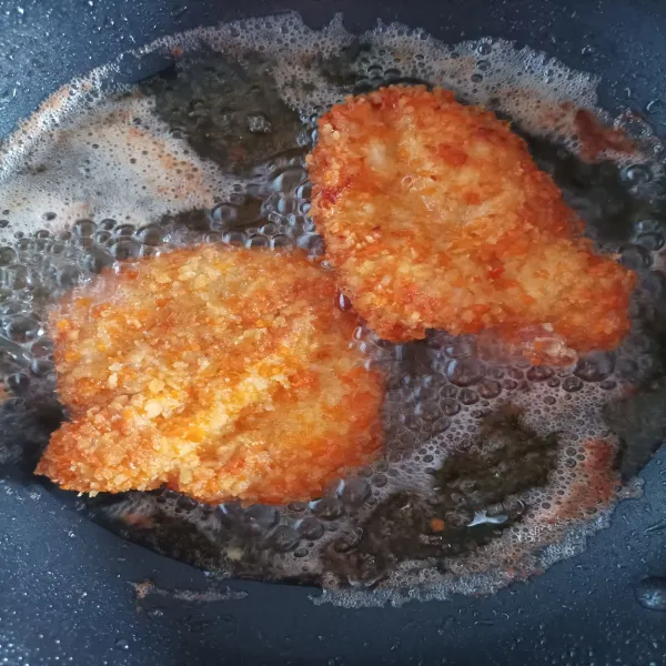 Panaskan minyak dengan api sedang kemudian goreng ayam hingga berwarna kuning kecoklatan, angkat dan sajikan dengan sambal dan mayonnaise.