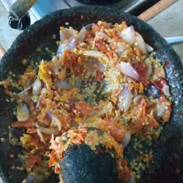 Ulek kasar duo bawang dan cabe yang sudah digoreng.