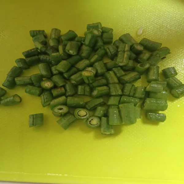 Cuci bersih dan potong pendek kacang panjang.