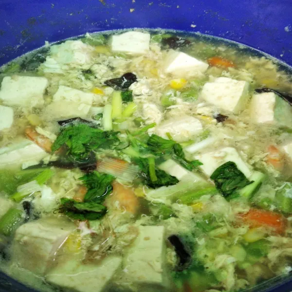 Koreksi rasa, tambahkan maizena dan daun bawang, sup siap disajikan selagi hangat.