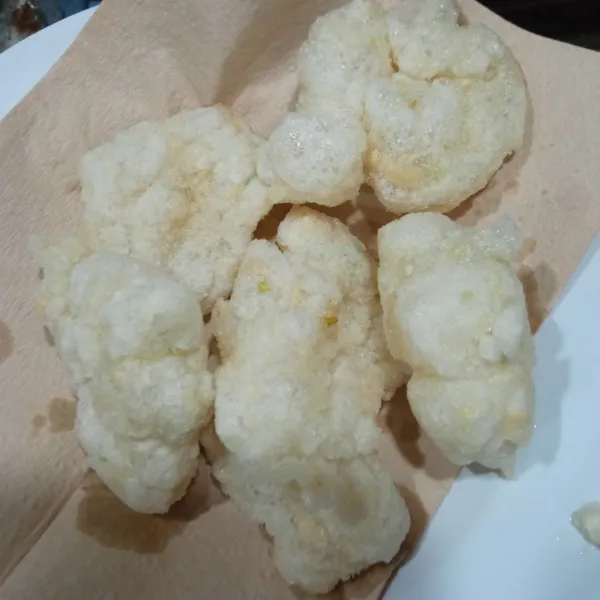 Angkat cireng, kemudian tiriskan.