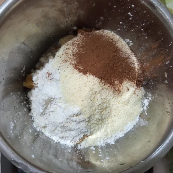 Tambahkan tepung terigu, susu bubuk, tepung maizena, dan kayu manis, aduk hingga tercampur rata.