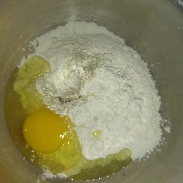 Lalu siapkan wadah, masukkan tepung terigu, lada bubuk, garam dan telur.
