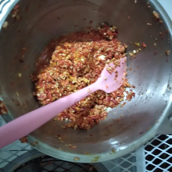 Haluskan cabe merah, bawang putih, jahe, kemiri dan ebi.