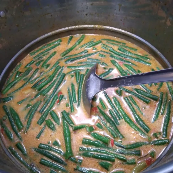 Setelah mendidih masukan kacang panjang aduk sampai kembali mendidih.