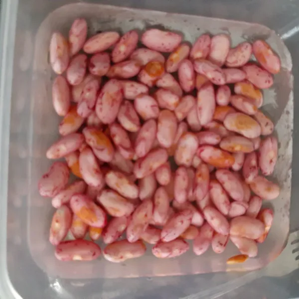 Kupas kacang merah apabila masih ada kulitnya lalu rendam kurang lebih 1 jam