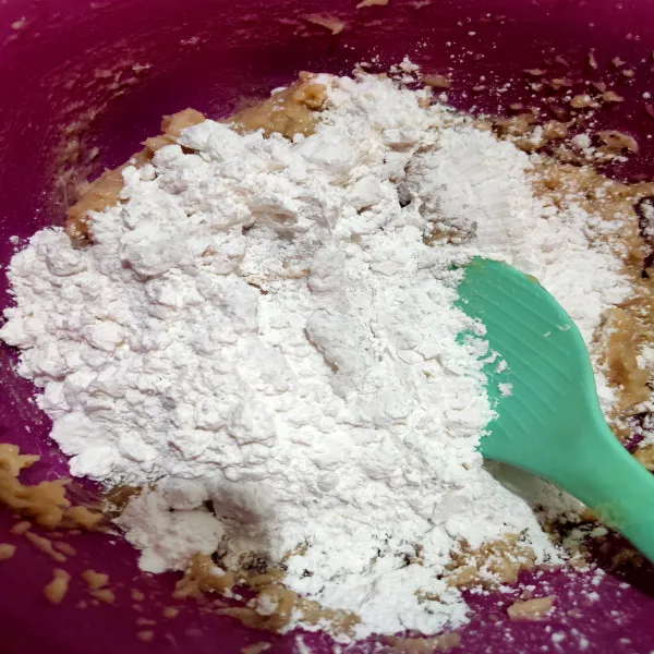 Masukkan tepung ke dalam adonan ikan, uleni dengan spatula hingga tercampur rata.