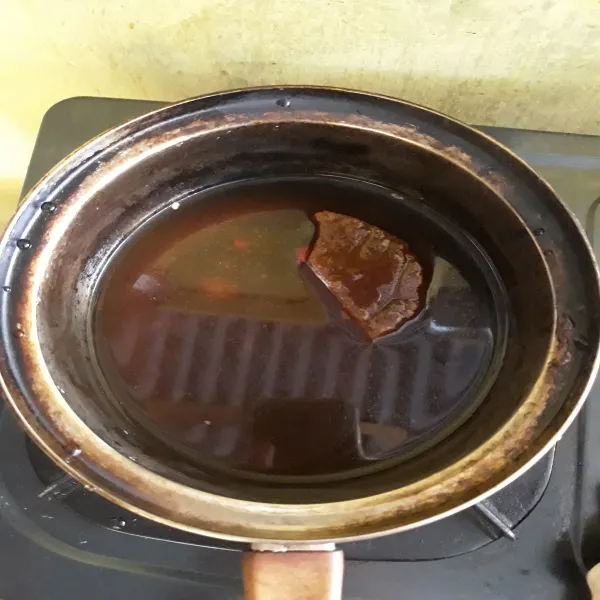 Haluskan cabe rawit, bawang merah, bawang putih dan kemiri. Masak dengan asam jawa, gula merah dan air secukupnya. Tambahkan garam serta gula pasir, koreksi rasa.