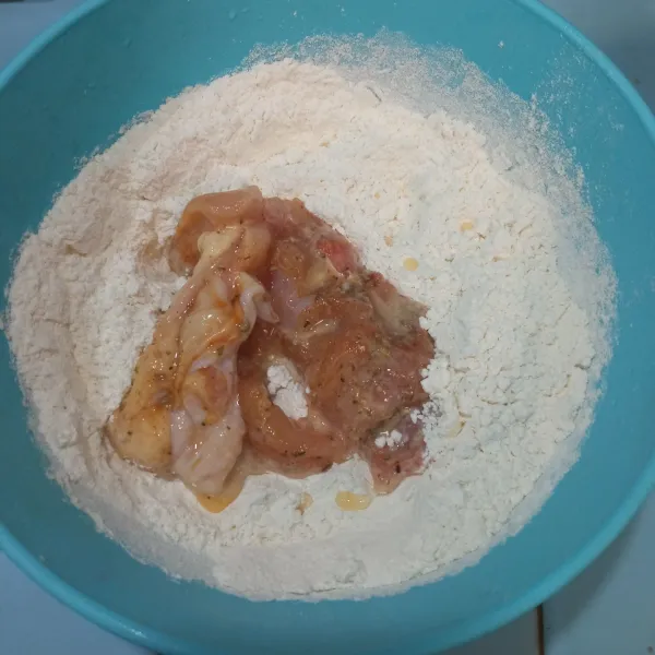 Kemudian gulingkan ayam kedalam tepung tepung mix.