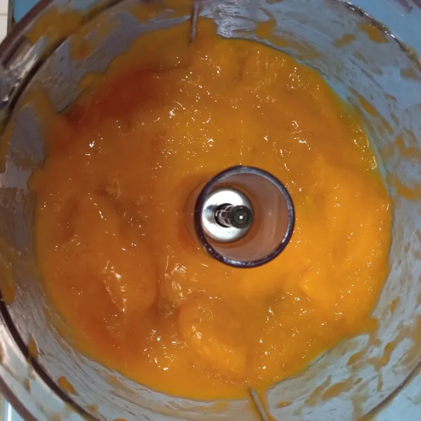 Haluskan buah mangga tanpa tambahan air.