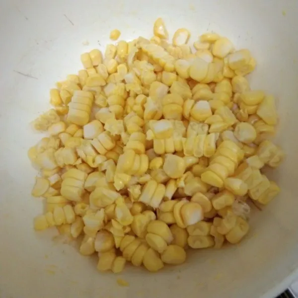 Pipil jagung manis, rebus hingga matang kemudian tiriskan