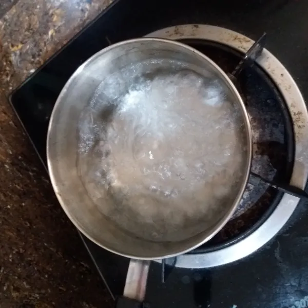 Didihkan air.