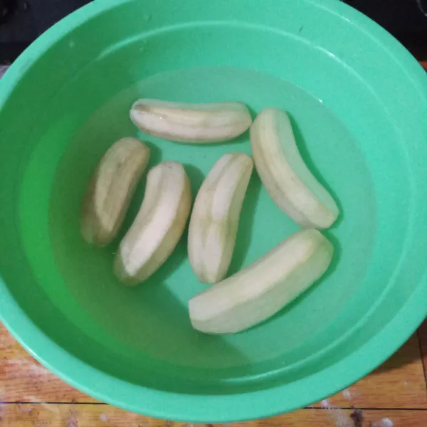 Kupas pisang, rendam diair hingga selesai mengupas semua pisang.
