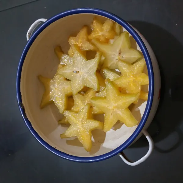 Cuci bersih dan potong-potong belimbing sesuai selera, sisihkan.