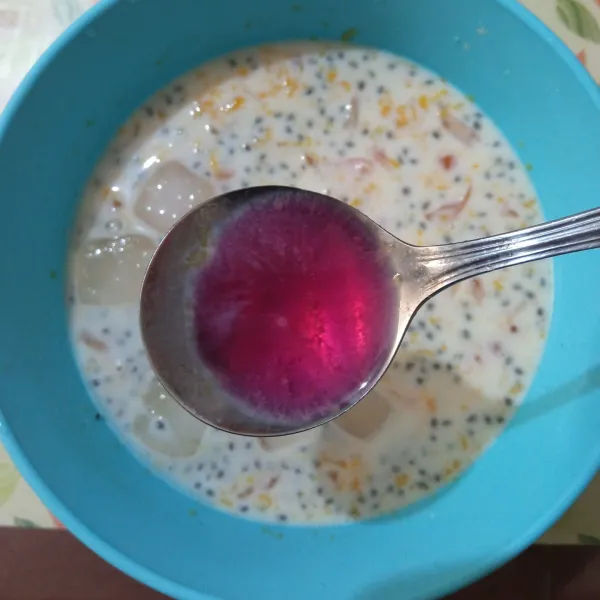 Lalu tuang bahan creamy, selanjutnya tambahkan sirup kulit buah naga atau cocopandan, aduk rata.