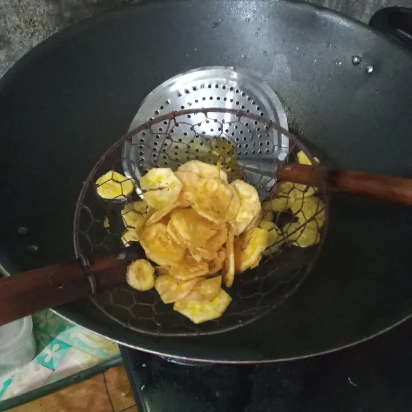 Panaskan minyak, goreng keripik pisang hingga kering dan matang. Angkat dan tiriskan.