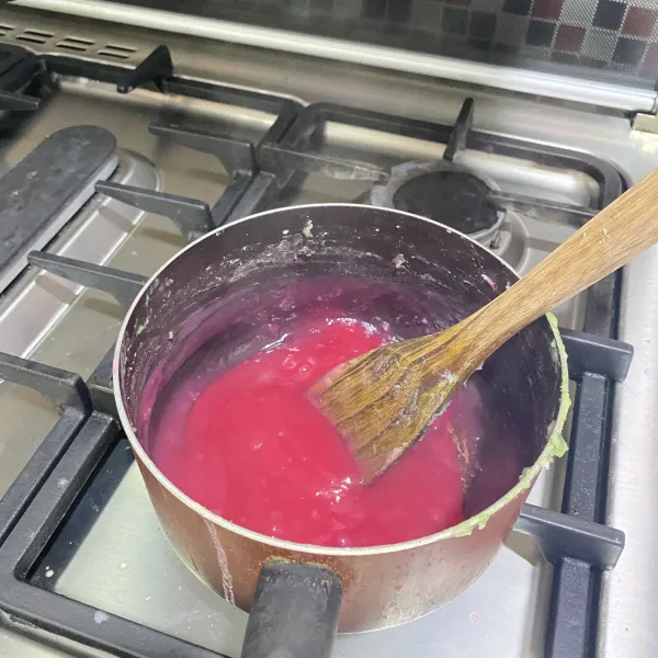 Masak lagi adonan merah sampai mengental dan tuang di atas adonan hijau. Biarkan dingin, lalu potong-potong sesuai selera.
