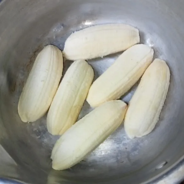 Kupas pisang dan masukkan di panci.