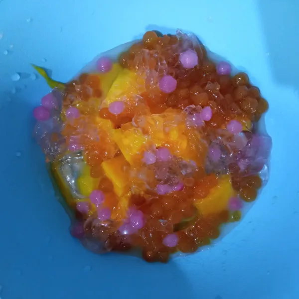 Setelah itu masukkan jelly, sagu mutiara kuning dan pink.