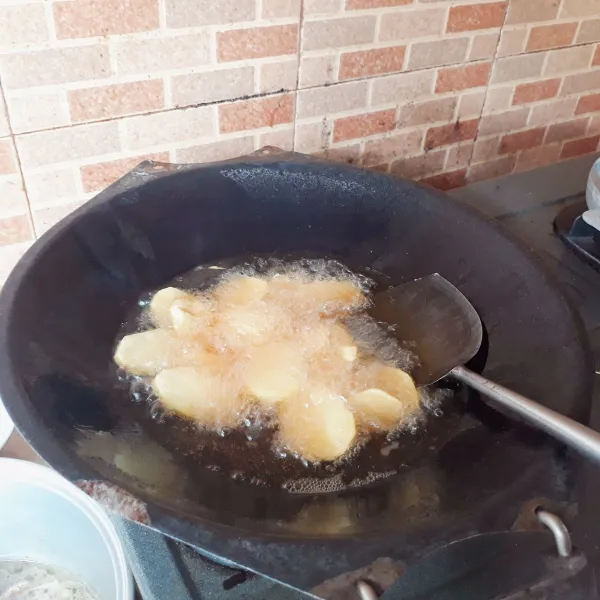 Kupas kentang, cuci bersih, potong - potong. Goreng dalam minyak panas hingga matang, angkat dan tiriskan.