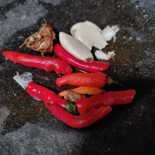 Haluskan bumbu dengab cara di ulek hingga halus.