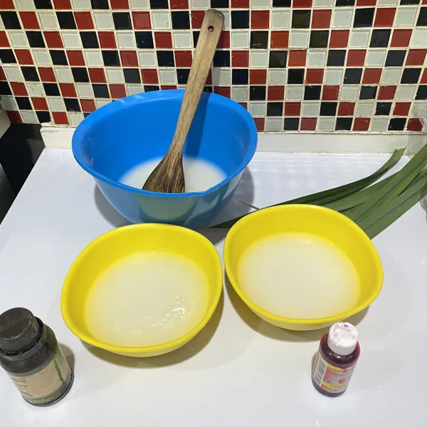 Bagi adonan menjadi 3 bagian. Beri pewarna hijau dan merah, yang satu biarkan putih.