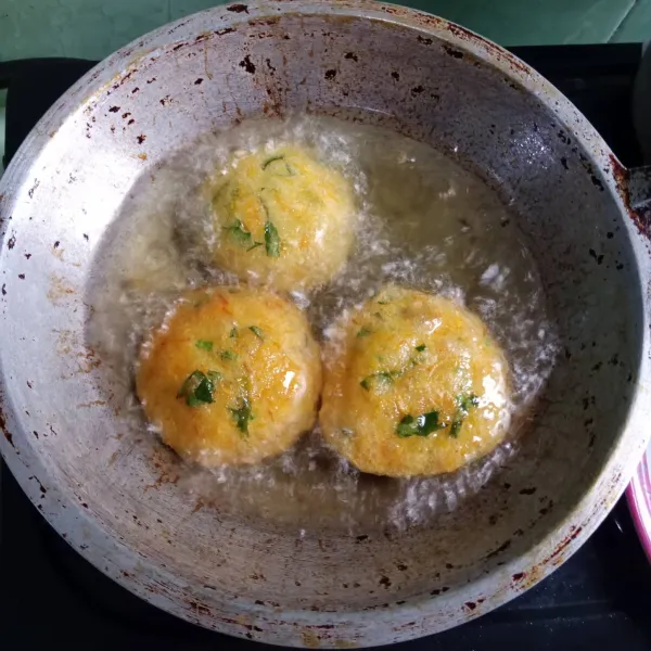 Goreng sampai matang keemasan, angkat, tiriskan dan sajikan.