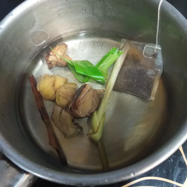 Didihkan air beserta teh celup, jahe, serai, daun pandan dan kayu manis.
