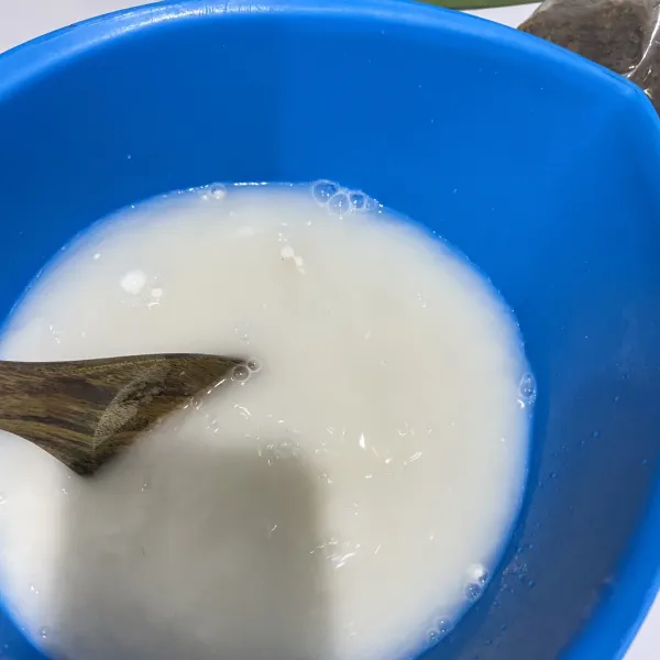 Aduk tepung beras, hunkwe, gula pasir, garam, dan air sampai tercampur rata.