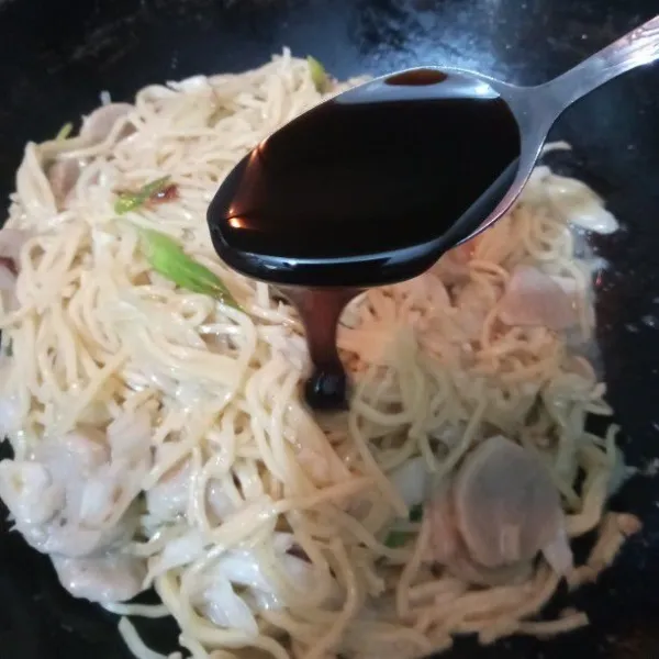 Tambahkan kecap manis. Aduk rata. Tes rasa. Masak hingga matang.