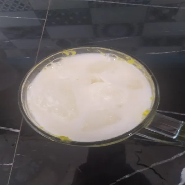Lalu masukkan susu.