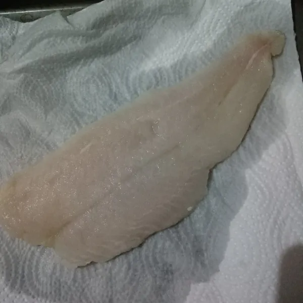Tata fillet ikan dorii di atas tissue supaya tidak terlalu basah