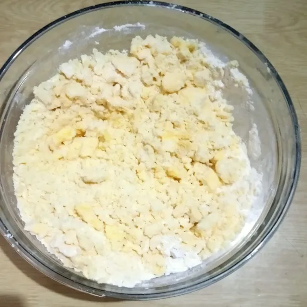 Campur butter dan tepung terigu, lalu aduk dengan garpu hingga bergerindil.