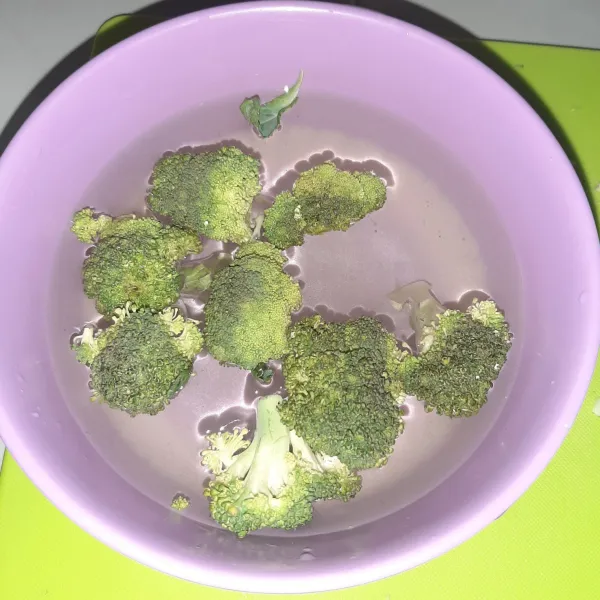 Rendam brokoli dengan air garam selama 15 menit, lalu cuci bersih.