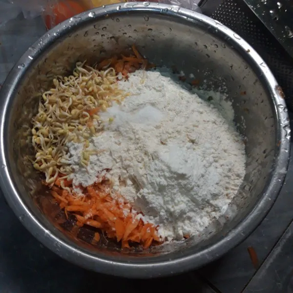 Campur sayuran dengan tepung dan bumbu, lalu aduk rata.