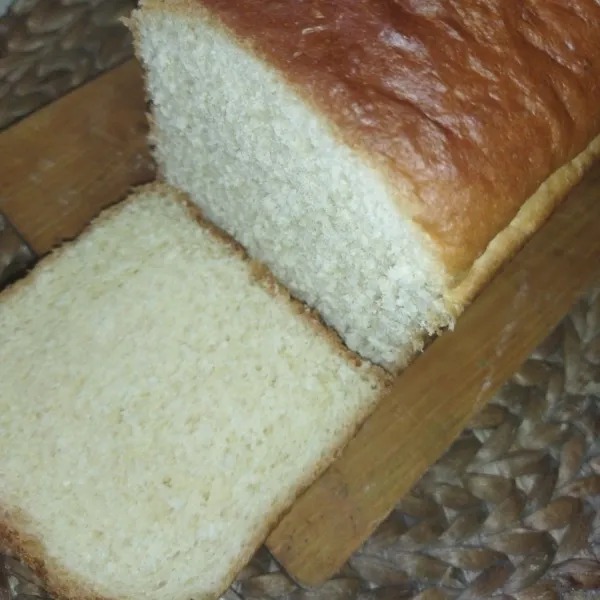 Setelah roti matang, angkat lalu lepaskan dari loyang, langsung oles roti dengan margarin, lalu diamkan hingga roti tawarnya dingin. roti tawar siap dipotong-potong dan disajikan.