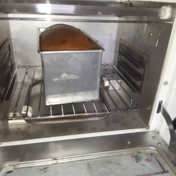 Lalu masukkan kedalam oven yang sudah panas, dengan suhu 170°c dengan api atas bawah, selama 35 menit.