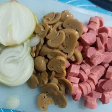 Siapkan topping, iris bawang bombay, sosis dan jamur sesuai selera.