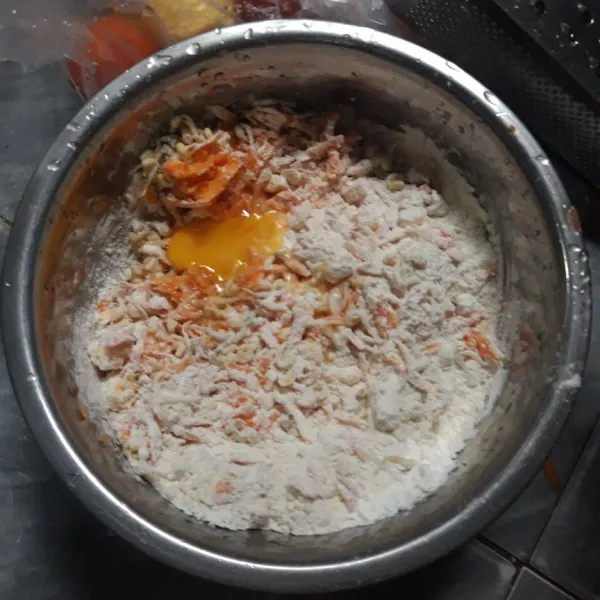 Tambahkan telur, lalu aduk rata.