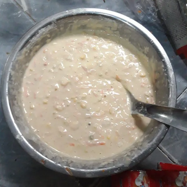 Tambahkan sedikit demi sedikit air hingga konsistensi pas.