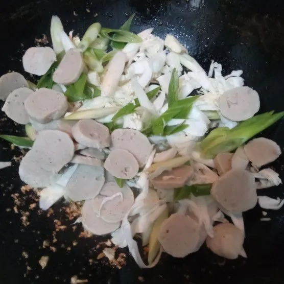 Masukkan kol, daun bawang, dan bakso ayam. Aduk rata.