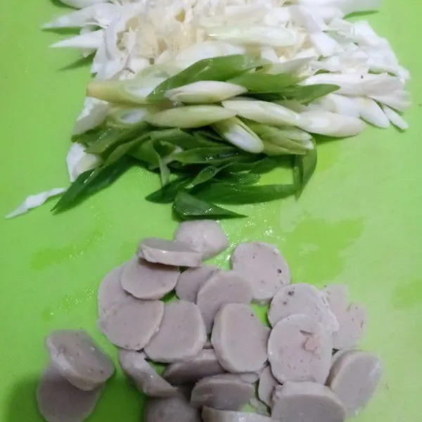 Rajang kasar kol, iris serong daun bawang dan iris bulat bakso ayam.