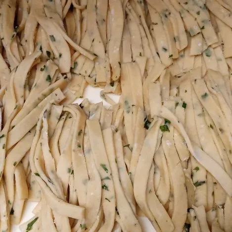 Kemudian potong-potong di bagian pasta. Hingga membentuk stick.